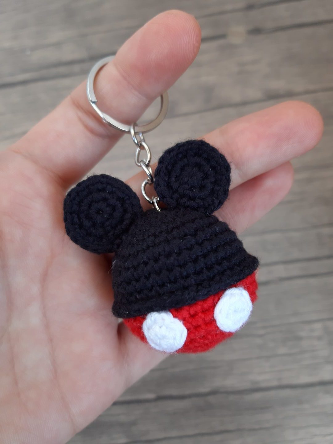 amigurumi-mickey-mouse-anahtarlik-yapimi