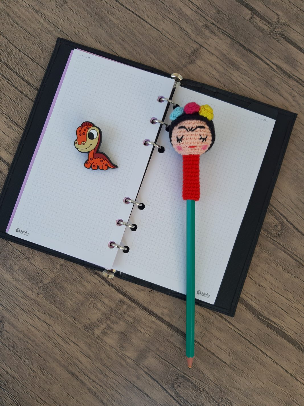 amigurumi-frida-kalem-başligi-yapimi