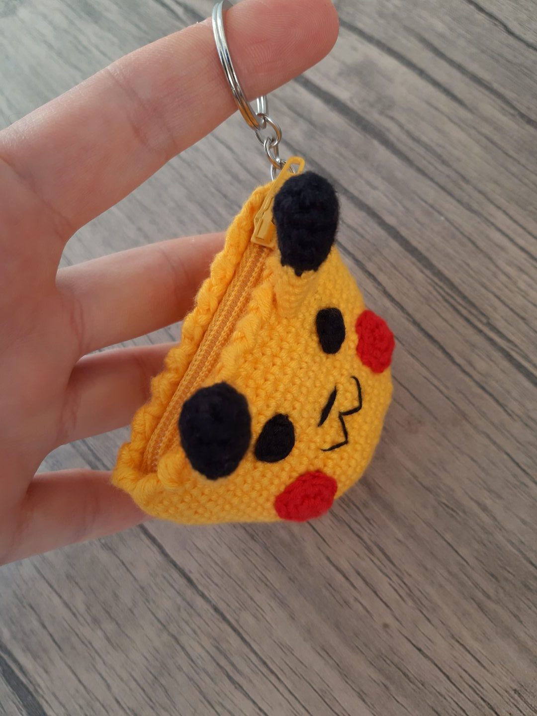 amigurumi-pikachu-bozuk-para-cuzdani-yapimi-1