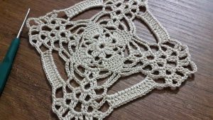 kare-masa-ortusu-icin-dantel-modeli-yapimi